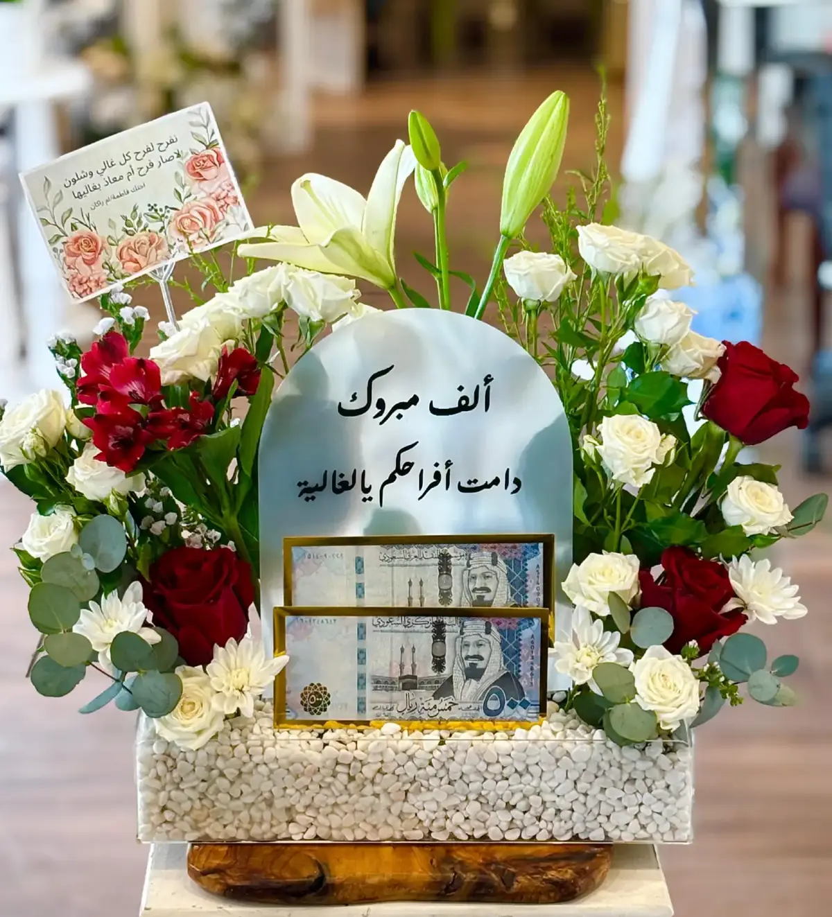 مساء الجمال 🤍♥️ 🌷💫 تنسيق ورد خميس مشيط وأبها 💫🌷 الورد مو مجرد زينة... الورد إحساس، لمسة جمال، وذكرى ما تُنسى 🤍 نهتم بكل تفصيلة صغيرة لتكون المناسبة مثل ما تتمنين وأكثر 🌹 من باقات الورد الفاخرة إلى تنسيق الطاولات والهدايا الراقية، كل لمسة عندنا تنطق بذوق وأناقة ✨ 🎀 خدماتنا: 💐 تنسيق ورد طبيعي ومجفف بجميع الألوان 🎁 تغليف هدايا بطريقة فنية ومميزة 🌸 تجهيز طاولات المناسبات والكوفي كورنر 🌹 تنسيق حفلات، استقبال، خطوبة، تخرج، أعياد ميلاد 🕯️ شموع عطرية ولمسات ديكور تضيف جو راقي 📍 متوفر في خميس مشيط وأبها 🚗 توصيل سريع لجميع الأحياء 📲 احجزي الآن وخلي الورد يحكي بدالك ❤️ #ورد_خميس_مشيط #ورد_أبها #تنسيق_ورد #تنسيق_حفلات #هدايا_ورد 