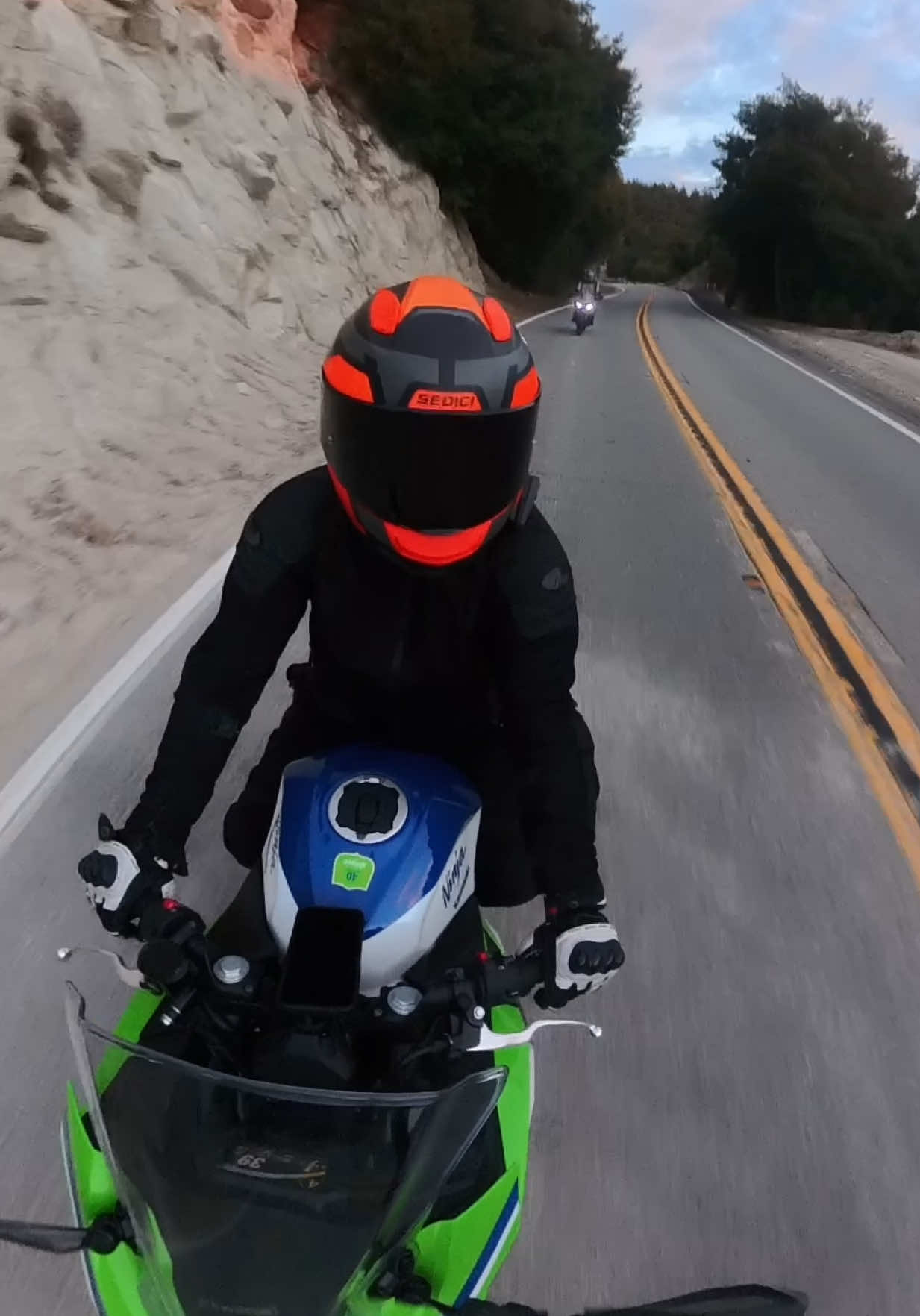 These type of motorcycle rides 😍. Mountain tops, sunset views, curvy roads and all the wind therapy someone could ask for. #windtherapy #motorcyclelife #kawasakininja #curvyroads #motocouple 