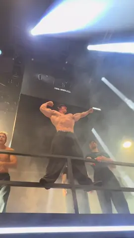 buddy is huge @sam_sulek #olympia @Gymshark #mrolympia2025 #bodybuilding 
