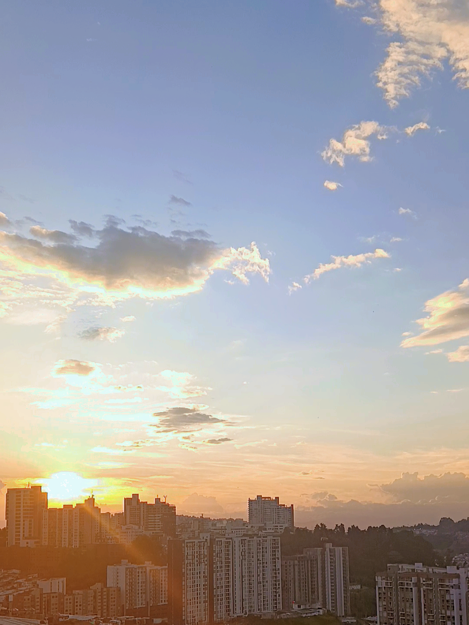 Feliz cumpleaños a la ciudad donde todo se siente más bonito: el clima, la gente y la vida🧡🍃🏔️ Si también amas Manizales, deja tu ❤️ y comparte el orgullo de ser parte de la mejor ciudad de Latinoamérica. 🇨🇴  . . . #manizales  #viral  #manizalescolombia #viral #fyp 