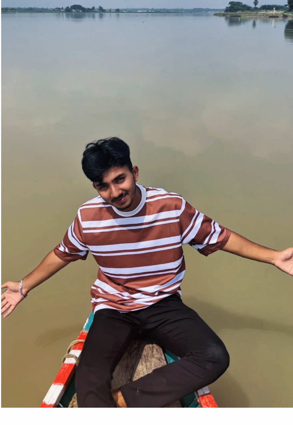 আজ একটা GF নাই বলে নদীর পাড়ে গিয়ে একা একা নৌকায় উঠি..?🥺👀 . . . .#foryou #fyp #tiktok #foryoupage #vairal #kishorganj #fypシ #outfit #নদীর_পাড় #নৌকা #তিনবার_কপি_লিংকে_ক্লিক_করেন @TikTok Bangladesh 