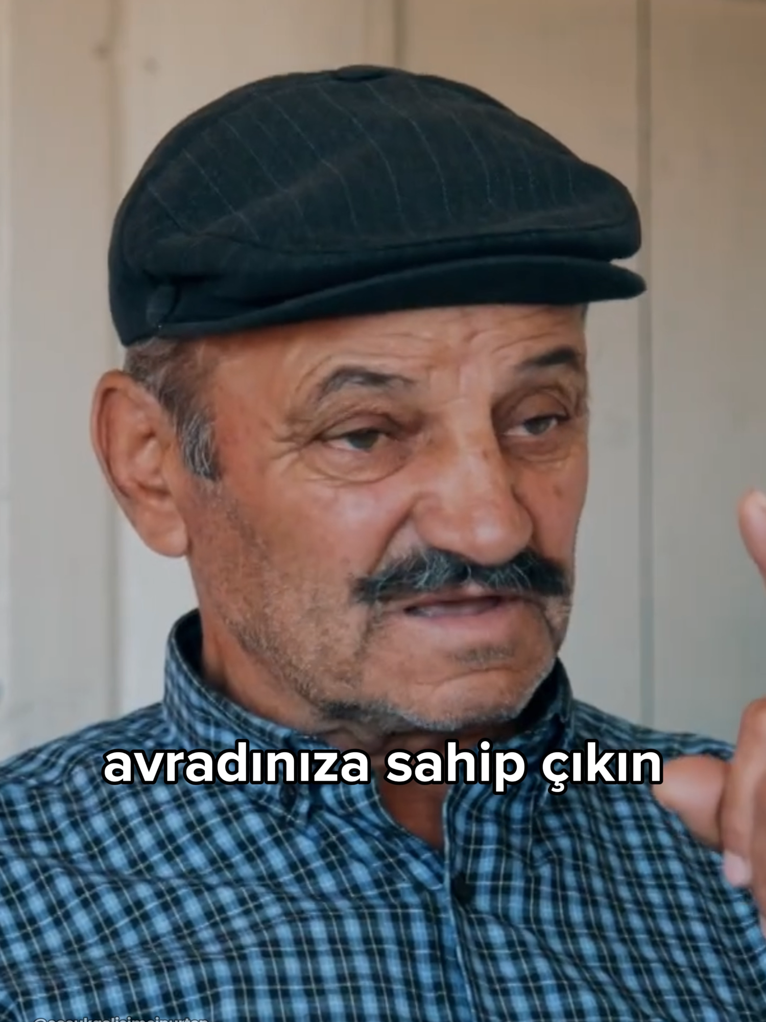 💔 Eş Kaybı Hayatın En Sessiz Acısıdır Kavga da etsen, darılsan da… bir gün o sandalyenin boş kaldığını gördüğünde anlarsın ne demek “yarım kalmak.” 🌙   Her lokmada, her hatırada bir eksiklik kalır. 🕯️   Sizce insan en çok ne zaman anlar sevdiğini❓
