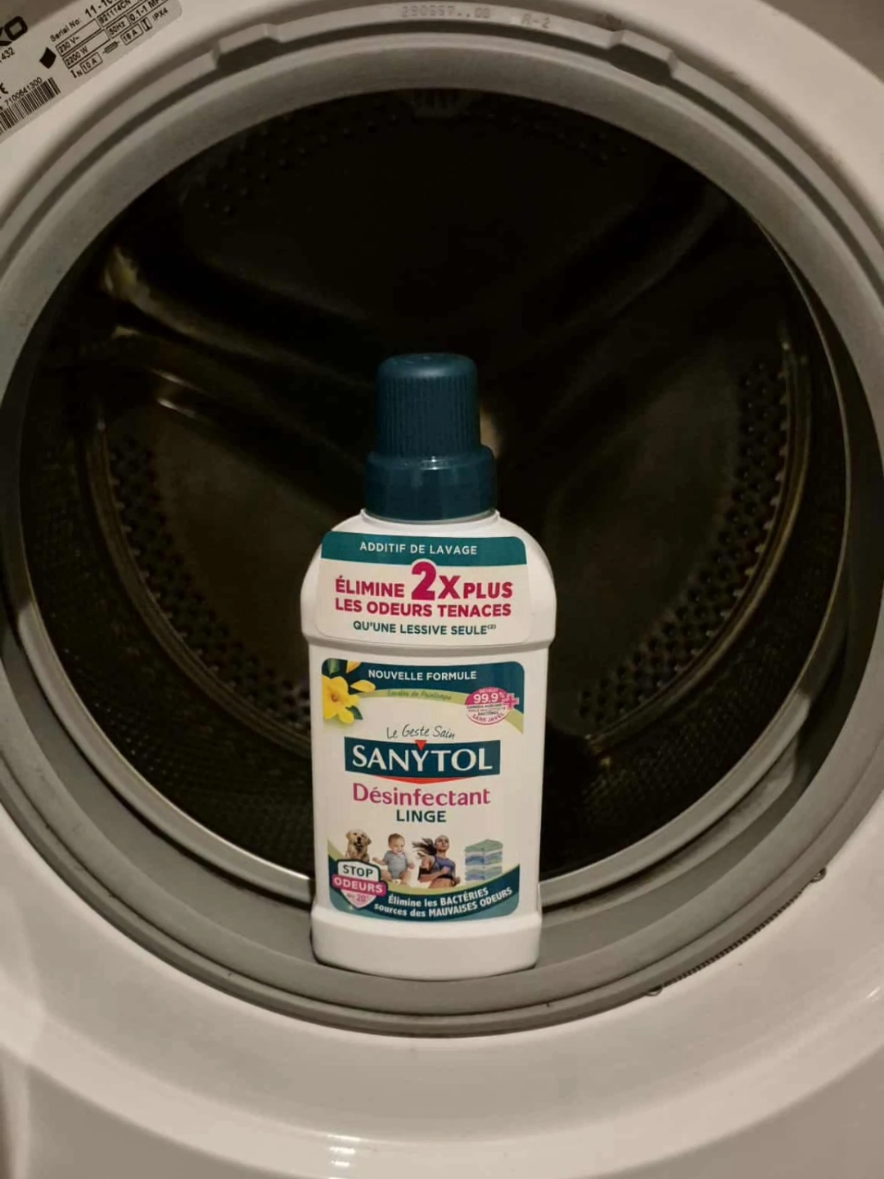 Désinfectant Linge Sanytol pour dire adieux aux mauvaises odeurs, aux microbes et bactéries 💚 Je l'ai trouvé efficace sur mon linge de travail et plus d'odeur dans ma machine 👍💚🤍 collaboration commerciale non rémunérée, produit offert. #sanytol  #sanytoltout  #stopodeurs  @sampleo_france  #CapCut 