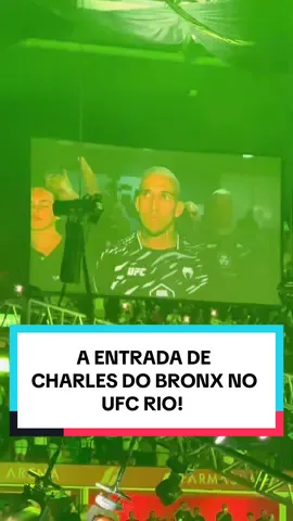 CHARLES DO BRONX DIANTE DO SEU POVO!🇧🇷 Sob aplausos e cantos da torcida, Charles Oliveira fez sua caminhada até o octógono para encarar Mateusz Gamrot no UFC Rio!🥊 Quer saber mais sobre? Acesse o link em nossa bio!📲 #UFC #ufcrio #mma #charlesoliveira 