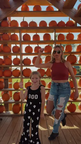 Comment your favorite part about Fall! We love the pumpkin patch! 🎃 #fallvibes #pumpkin #dancetrend #momanddaughter 