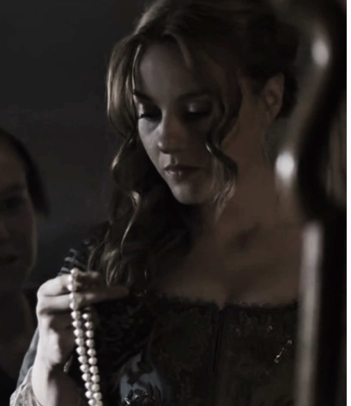 the pearls the pearls the pearls. I love the little details in the last ep 🥹 and Ellen looked soo pretty in her dress 🤏 I had to cut the clip of Jamie talking bcs there was a lot of long pauses, nud*ty and it made this overly long 😭 #outlander #bloodofmyblood #jamiefraser #ellenmackenzie #stvidsx 