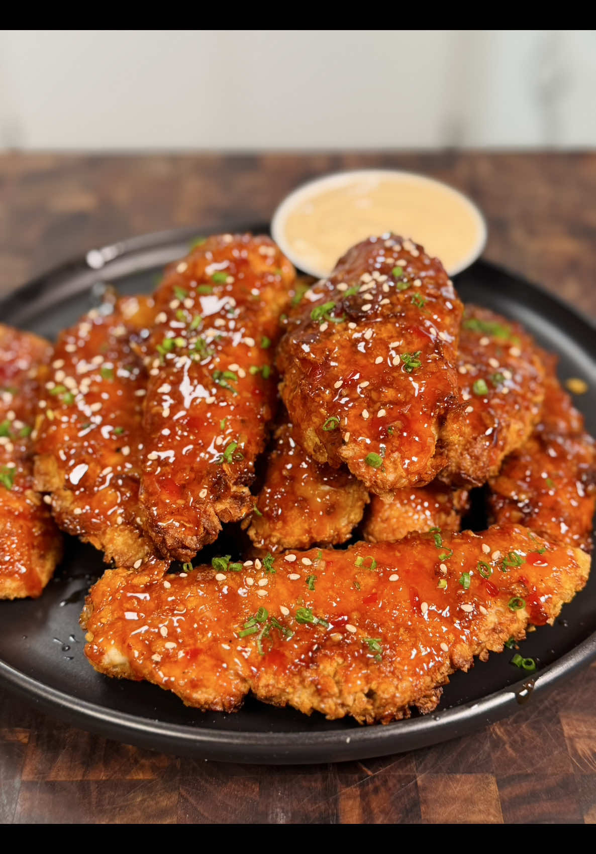 🍯🔥 High-Protein Sweet Chili Garlic Tenders (with Spicy Lime Ranch) ✅ Save this one for when you’re craving something crispy, sweet, and spicy but still want to stay on track. These tenders are coated in a sticky chili garlic glaze and paired with a creamy spicy lime ranch that takes it to the next level 👏🏻 📕 comment “cookbook” & i’ll send you the purchase link to my weight loss cookbook packed with over 150 recipes! :) (4 servings) ⸻ 🎯 Ingredients For the Chicken: • 1.5 lb (680g) chicken tenderloins • ½ cup (60g) @fit.flour code: shredz (or all-purpose flour substitute) • 1 tsp garlic powder • 1 tsp salt • ½ tsp black pepper • 2 large eggs • 2 cups (56g) crushed cornflakes or panko breadcrumbs • Olive oil spray For the Sweet Chili Garlic Sauce: • ¼ cup (80g) sweet chili sauce • 1 tbsp (15g) low-sodium soy sauce • 1 tbsp (15g) honey • 1½ tsp minced garlic • 1 tsp rice vinegar • ½ tsp chili flakes (optional for heat) For the Spicy Lime Ranch: • ½ cup (120g) nonfat Greek yogurt • 2 tbsp (30g) light mayo • ½ packet (6g) ranch seasoning mix • 1 tsp lime juice (or more for extra tang) • 1 tsp hot sauce • Dash of chili flakes (optional) For Garnish: • Green onions, sesame seeds ⸻ 🍽 Macros per Serving Calories: 425 Protein: 48g Carbohydrates: 35g Fat: 8g #highprotein #lowcalorie #Recipe #easytomake #food      