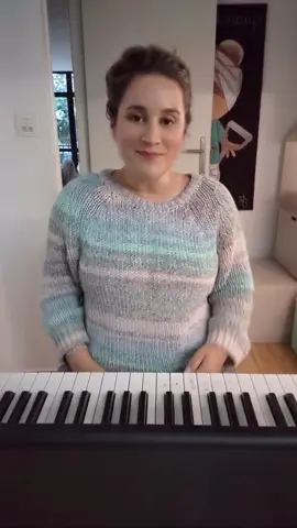 On ne peut pas toujours être parfait. Et c’est tant mieux. Parce que vouloir tout contrôler, tout polir jusqu’à la brillance… C’est parfois oublier de vivre. Chercher sans cesse la perfection, c’est comme courir après l’horizon : plus on avance, plus il s’éloigne. Alors aujourd’hui, j’ai choisi autre chose. J’ai choisi la paix. J’ai choisi le mouvement, même bancal, plutôt que l’attente immobile. Cette vidéo n’est pas parfaite — loin de là (le son, les ongles trop longs, les fausses notes, le mauvais raccord...) Mais elle est là, elle existe. Et moi aussi, j’avance. 🌿 DORS MON ANGE - Mozart l'Opéra Rock 