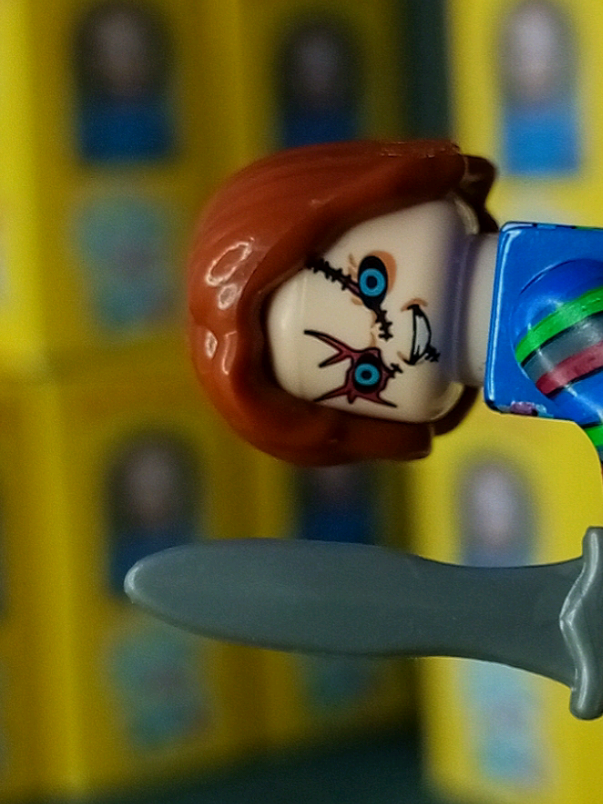 Chucky voltou.   E trouxe sede de Fanta. marquem a @Fanta #diorama #Halloween  #chucky #FantaHalloween #lego 