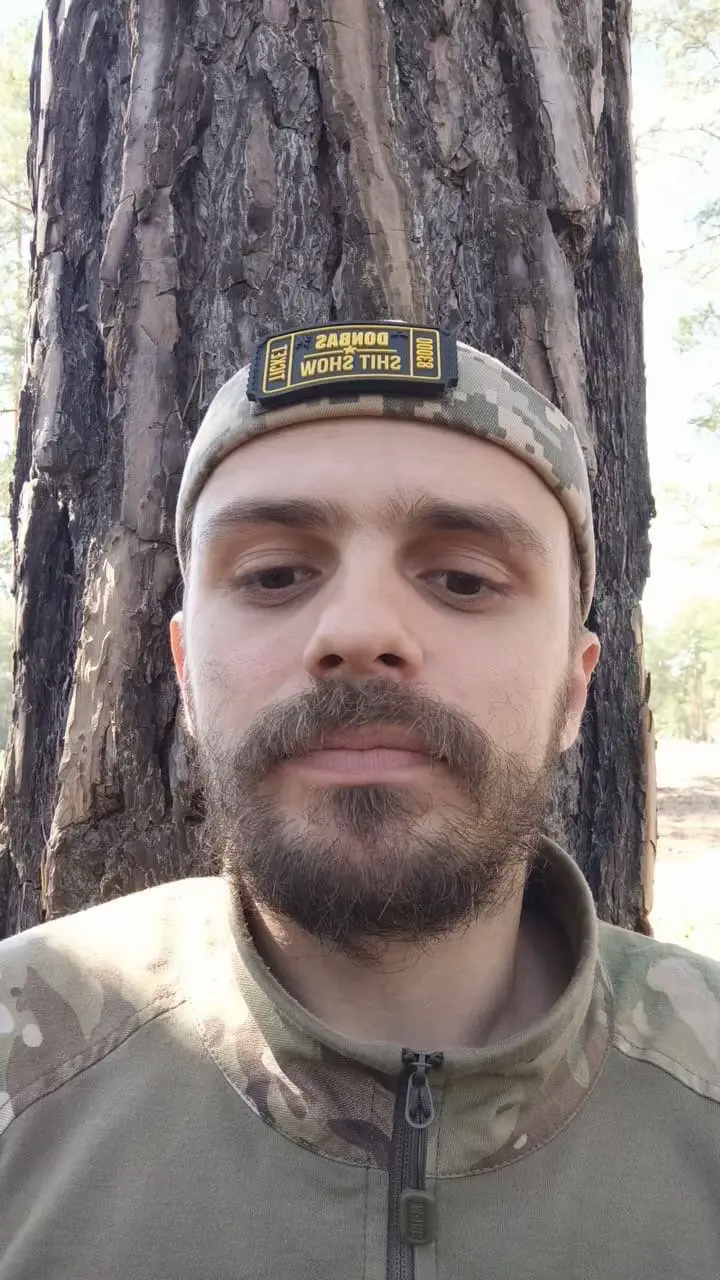 „Soldat ROMÂN dispărut în estul UCRAINEI”. Cu exagerarea de rigoare, în cheia asta sunt titlurile pe care le vei vedea prin presă. Știri preluate repede în cursa asta pe care o înțeleg; și eu fac parte din lumea asta, într-un fel. Însă dacă vrei să îl cunoști puțin mai bine pe Adrian-Viorel Iurca, a.k.a. ‘Blackfish’, rămâi cu mine în următoarele rânduri. Nu te țin mai mult decât e necesar.  Anul trecut, Adrian m-a contactat să îmi propună o colaborare la un material video. Nu căuta faimă, dimpotrivă; numele lui real nu avea să fie publicat și fața lui urma să fie acoperită pentru a-i proteja identitatea. Voia ca oamenii să îi afle intențiile, principiile, valorile. N-avea nimic de câștigat direct din asta. N-am mai apucat atunci să ne vedem, din cauza destabilizării situației pe frontul unde lupta atunci. A trecut și anul, iar în gerar, prin 28, ne-am întâlnit în final în Kiev. Ne-am plimbat puțin printre multitudinea de steaguri din deja celebra piață Maidan. „Hoardele de sălbatici” (așa cum i-a numit atunci pe ruși) au fost motivul pentru care Adrian a decis să vină în Ucraina. „Suntem în secolul XXI, dacă tot stăm așa și ne uităm, ce facem? Am mai ajutat eu organizații umanitare, am mai donat și eu cum am putut, dar ajutorul ăsta umanitar nu ține de loc de… că ăla tot vine să-ți dea în cap și să te omoare până la urmă”, îmi zicea Adrian Iurca atunci. N-a intrat în prea multe detalii despre acțiunile lui caritabile. Nu știu dacă a fost din modestie sau pur și simplu a preferat doar să le menționeze scurt și să treacă mai departe, la lucrurile mai importante pentru el. Ulterior am aflat că Adrian, de fapt, se implicase în mult mai multe acțiuni caritabile decât credeam. Cei care îl cunosc mi-au povestit că dona de multe ori pentru copii, pentru bătrâni în diverse demersuri umanitare despre care habar n-aveam până am vorbit cu cei care l-au cunoscut mai bine. Uneori, Adrian ajuta chiar și din puținul lui. Din fericire pentru el, puținul a devenit mult, într-o zi. Venind din sfera IT, câștiga bine ca programator. Am exclus instantaneu probabilitatea ca el să fi venit în Ucraina pentru bani. De aceeași părere e și Beatrice Marcovici, fostă colegă a lui Adrian, care mi-a confirmat ceea ce toată lumea îmi spune despre el:   „Era un om deosebit, cu un caracter demn. Era un om smart, implicat și dedicat, mai ales la locul de muncă. Uman, mie mi se părea modest, sufletist și punea preț pe calitatea omului, nu statut sau alte cele. Iubea corectitudinea și animăluțele” Pericolul de pe frontul ucrainean e uriaș iar soldele militarilor nu sunt mai generoase decât salariile pe care le câștigă cineva care vine din sfera profesională din care venea și Adrian.  Viorela Iurca, sora lui, a trecut prin toate stările imaginabile în ultimele zile. Am fost alături de ea și de cei care l-au cunoscut în demersul nostru de a investiga ce s-a întâmplat cu el. Am respectat decizia de a nu face publică dispariția lui, despre care știam de mai bine de o săptămână. Faptul că povestea lui a explodat ieri în presa românească a sabotat cumva investigația: rușii au declarat pe Telegram că Adrian a fost ucis la scurt timp după ce vestea dispariției lui a fost publicată în presă; astfel, e imposibil de aflat dacă ei se bazează pe vreo informație reală din teren sau doar pe informațiile din presa românească. Presiunea pusă pe familia lui, deja îndurerată, era inutilă, în acest moment: pentru a-l onora pe Adrian, e necesar să controlezi informațiile false care pot apărea în presă, la fel și speculațiile. Adrian nu și-ar fi dorit asta. Prin urmare, ca persoană care l-a cunoscut, în care Adrian însuși a avut încredere că îi va prezenta povestea corect, am decis să scriu rândurile astea pentru a vă ajuta să aflați ceva mai mult decât titlurile reci din presă. Nu e un soldat fără nume. Blackfish e Adrian-Viorel Iurca. Arădeanul al cărui bunătate a trecut frontierele rezonabilului. Chiar dacă era conștient că ăsta poate deveni oricând sacrificiul suprem.