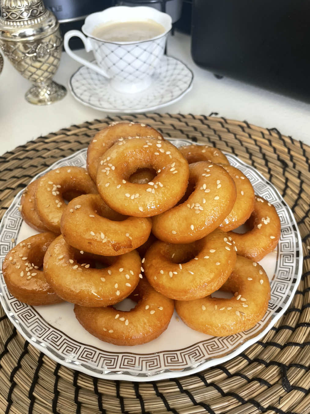 Gâteau de Youyou 🍯 حلوة اليويو  🍯 Gâteau de Youyou 🧂 Ingrédients : 	•	1 œuf 	•	1 verre à thé de sucre 	•	1 verre à thé de lait 	•	1 verre à thé d’huile 	•	Zeste de citron (ou zeste d’orange ou vanille, selon le goût) 	•	Une pincée de sel 	•	½ sachet de levure chimique 	•	Farine (jusqu’à obtenir une pâte ferme et non collante) 	•	Huile pour la friture 	•	Miel pour enrober 	•	Grains de sésame  ⸻ 👩‍🍳 Préparation : 	1.	Dans un grand bol, battre l’œuf avec le sucre jusqu’à ce que le mélange devienne blanchâtre et mousseux. 	2.	Ajouter le lait, l’huile et le zeste de citron (ou vanille / zeste d’orange). Bien mélanger. 	3.	Incorporer une pincée de sel et la levure chimique. 	4.	Ajouter peu à peu la farine jusqu’à obtenir une pâte souple, non collante. 	5.	Fariner légèrement le plan de travail, puis étaler la pâte. 	6.	Découper des cercles à l’aide d’un emporte-pièce ou d’un verre, puis faire un petit trou au centre de chaque cercle pour former les Gâteaux de Youyou. 	7.	Les faire frire dans de l’huile chaude jusqu’à ce qu’ils soient dorés des deux côtés. 	8.	Égoutter, puis tremper dans du miel tiède. 	9.	Parsemer de grains de sésame. #حلوة #حلوة_اليويو #يويو #وصفات #قسنطينة 