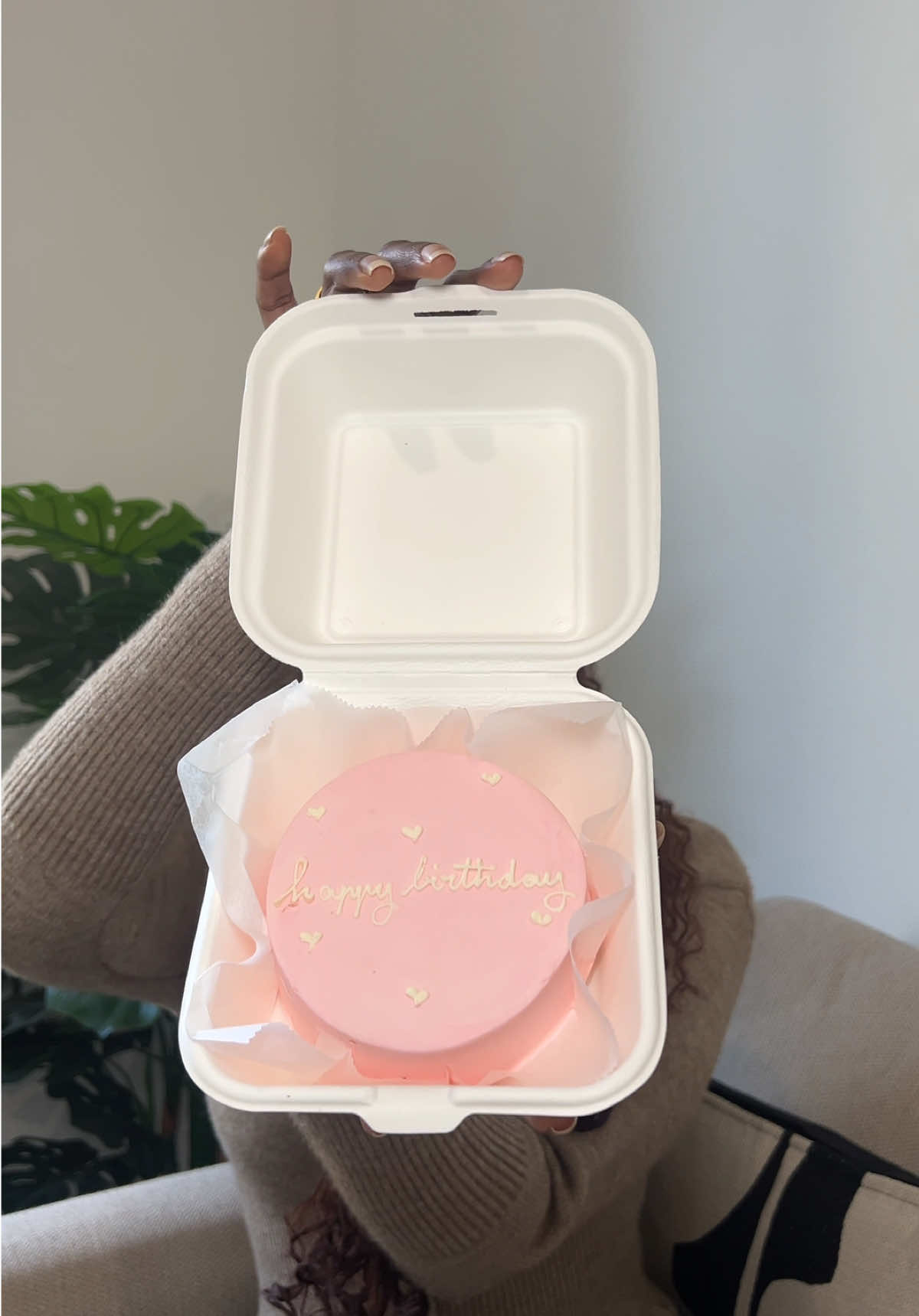 the sweetest way to celebrate another year🎂🎀🩷 @Besties Bakery #foodreview #blackgirltiktok #parisfoodguide #bentocake #gateauanniversaire 