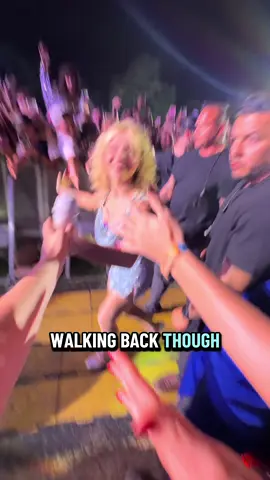 Austin City Limits Day 2 was AMAZING!!!! We waited 10 hours on the side barricade, but high fiving @Sabrina Carpenter made it all worth it! Have y’all been to ACL before? #AustinCityLimits #ACL #Weekend2 #SabrinaCarpenter #FYP 