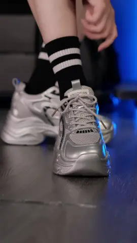 Lên 1 em giày từ nay chị em không phải đắn đo khi phối đồ nhé #thuchamchi #thoitrang #giaythethao #OOTD #giaynu 