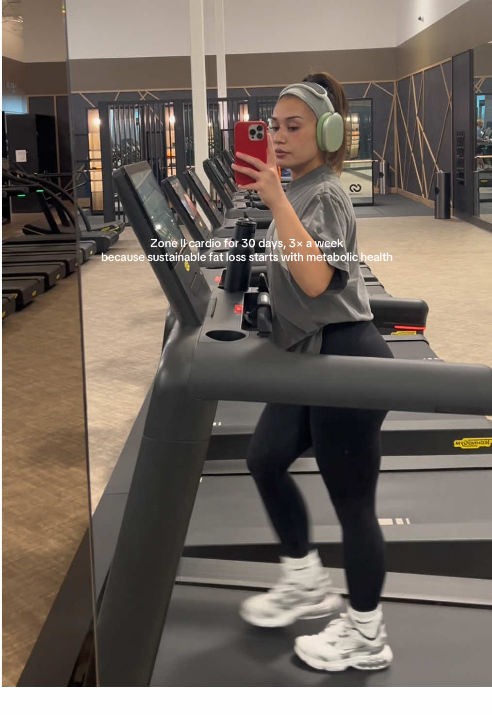 Zone II cardio is AMAZING for fat loss!  It teaches your body to burn fat for fuel, boosts endurance, and helps with recovery. But here’s the thing… it only TRULY works if your nutrition is on point 🤷🏻‍♀️ You can never out work or out walk a poor diet lol, I’m sorry but there’s just no way around that! For those who don’t know what Zone 2 cardio is…:  It is your aerobic zone, about 60–70% of your max heart rate (or where you can still hold a conversation but breathing feels heavier) Examples: brisk walking, incline treadmill walks, cycling, steady rowing, or jogging Aim for 2–4 Zone II sessions a week alongside strength training for the best results🫶🏼