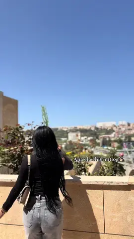 👩🏻
