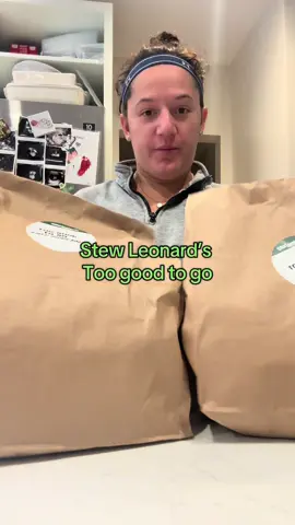 Honestly can’t go wrong with a @Stew Leonard’s @Too Good To Go bag! Def a good prepared foods bag and I know my office will enjoy these cookies ! #thenguyens #toogoodtogo #toogoodtogoreview #stewleonards #toogoodtogobag 
