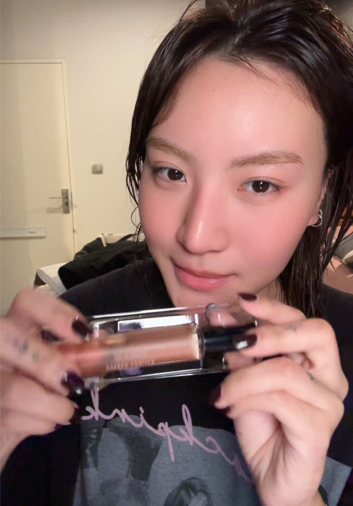 หอมมากกกกกกกก เข้าใจแล้วว่าทำไมคนหวีดกันเยอะ 5555555 ชื่อกลิ่น Bare Sueded Vanilla นะคะ บายย