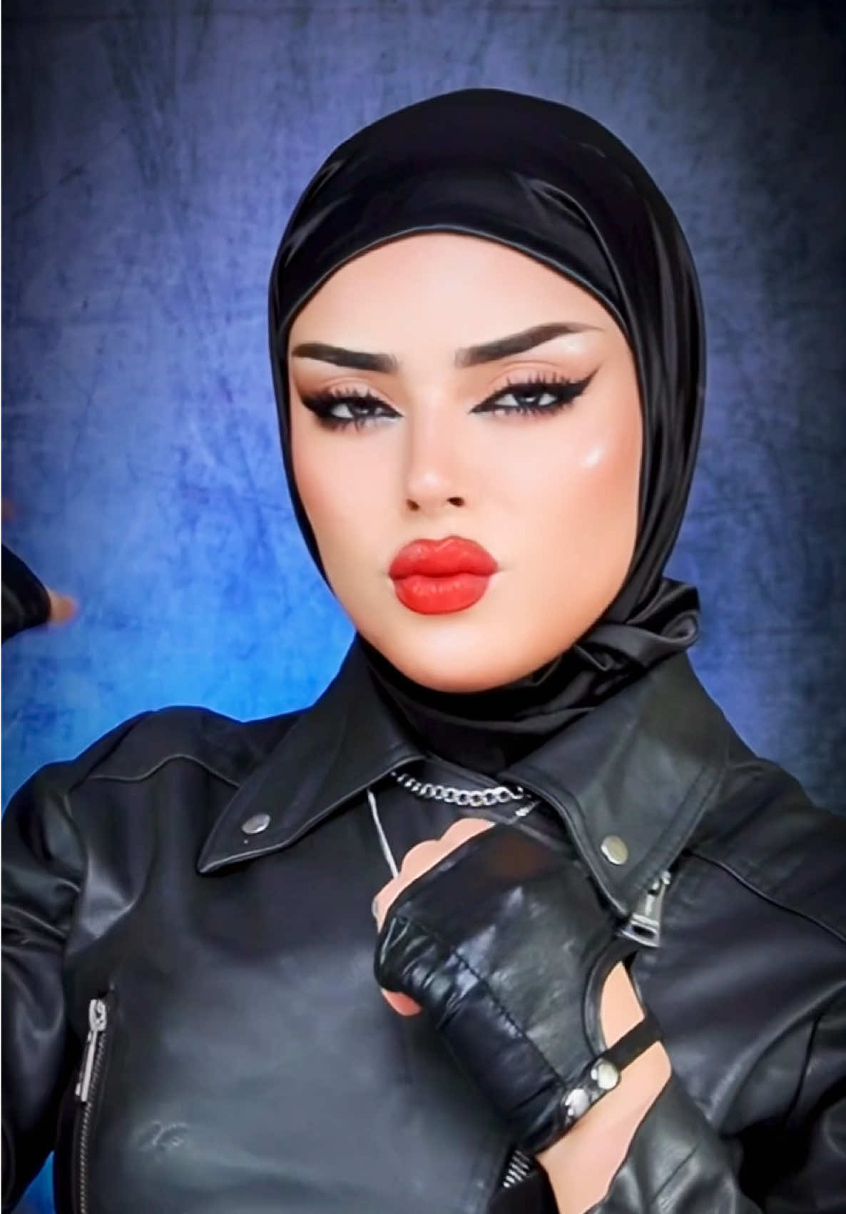 غلقنا ترند ولا مزال؟ 🫣 Insta:ay_s.aa🐈‍⬛🖤 🥰حبيت فكرة الترند وخممت نديرها بطريقتي🤗 وتخيلتها بهذه الخطوات ممكن صح وممكن لا😋 كل اللوكات الارتيستيك 👹🧝‍♀️👼👮‍♀️🥷🏿👩🏻‍🏫🏍️😎انا الي صممتها بعيدا عن لوكات الميكاب اكيد راح ندير الشيئ المناسبة وبحكم ان 💄makeup artist 🫶♥️وشكرا لصاحبة الفكرة @@Noreneharid #ايساء🐈‍⬛🖤 #makeuptutorial #makeuptutorialvideo #makeupartist #fyp   