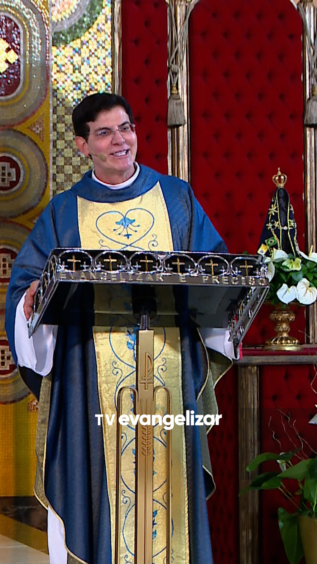 Nossa Senhora Aparecida: esperança e fé para o Brasil! 💙🇧🇷 📺 Assista à Santa Missa dominical com Padre Reginaldo Manzotti (@padremanzotti), todo domingo, pela TV Evangelizar e YouTube.com/TVEvangelizar. #TVEvangelizar