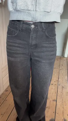Hello, Petit jean hyper tendance, taille élastique, 8 coloris, XS au XL , taille bien faut prendre sa taille 🙂 Très confortable et prix très abordable 🥰 1 bientôt 