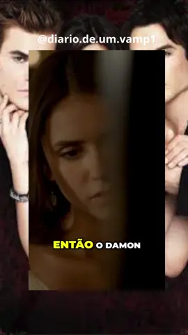 Damon apareceu para dar um presente de aniversário. Era o colar que Stefan tinha dado, perdido por ela. Mesmo amando-a, ele deu a única coisa que representava esperança. #Damon #Stefan #aniversário #colar #esperança