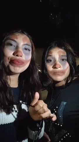 nosotras en plena calle grabandonos 😁sin pena y sin miedo al éxito 😁🙌🏻bris