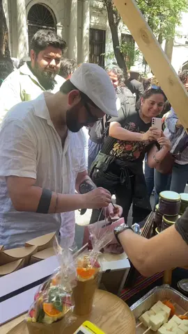 Aún no lo superamos!!! @casa.newen 🎥✨ Un momento inolvidable: ¡el presidente Gabriel Boric visitó nuestro stand en la Feria de los Colores de Yungay! 🇨🇱💚 Gracias por darse el tiempo de recorrer, escuchar y apoyar a quienes emprendemos con el corazón. 💪🏽❤️ Somos cientos de emprendedores que día a día trabajamos con amor, esfuerzo y creatividad para sacar adelante nuestros sueños 🌿 Gracias, presidente, por valorar el trabajo local y estar cerca de la gente 👏🏽 @Gabriel Boric Font  👉🏽 Síguenos en Instagram @casa.newen para seguir apoyando el emprendimiento chileno y conocer todo lo que hacemos con amor 💚 No olvides reservar tu tabla de aperitivo!
