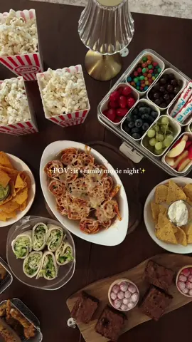 🎬 Soirée ciné à la maison 🍿 Chez nous, c’est devenu une vraie tradition : on choisit un film en famille (le dernier, c’était The Mask 😄) et je prépare toujours plein de petites choses à grignoter. Cette fois, j’ai fait des wraps façon pizza et des wraps frais, parfaits pour un dîner rapide et convivial 💛 ✨ Recette wraps façon pizza : – Prends des tortillas (wraps) – Étale de la sauce tomate – Ajoute jambon, saucisson ou garniture au choix – Parsème de mozzarella + cheddar râpé – Roule, découpe en tranches et mets dans un plat – Recouvre d’un peu de mozza et fais cuire 15 min à 180°C 🔥 🥬 Version wraps frais : – Étale du fromage frais – Ajoute jambon, viande cuite ou version veggie – Quelques feuilles de salade, on roule, on découpe et c’est prêt 🌿 💬 Tous les accessoires qu’on voit dans la vidéo (pots à popcorn, rangement compartimenté, vaisselle…) sont dans ma sélection Amazon spéciale “soirée télé en famille”, dispo dans ma bio (lien affilié)🧺 Quelle est le dernier film que tu as regardé?  #recette #movienight #famille #viedefamille #recetterapide 
