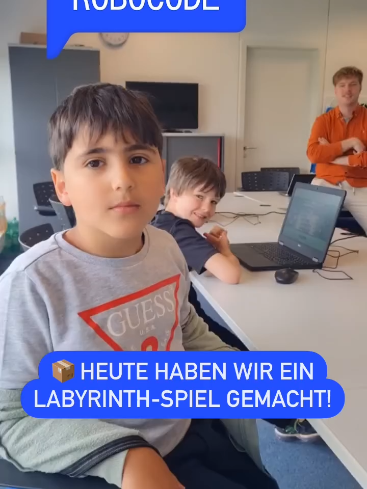 🎮 Heute im Unterricht haben die Kinder ein Labyrinth-Spiel entwickelt! 🖌 Sie haben Skins gemalt und in die Galerie hochgeladen. 🕹 Blöcke und Münzen erstellt und Punkte festgelegt. 🎶 Musik hinzugefügt, die spielt, wenn man Münzen sammelt. 🚀 Das Spiel beginnt mit einer Leiter und endet mit einer Flagge! 💬 Möchtest du, dass dein Kind auch eigene Spiele entwickelt? Komm zu unserem Schnupperkurs! #stemkids #techforkids #robotik #futurekids #kidsengineering
