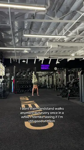 Ex gymnast things 🤷🏻‍♀️ #handstands #handstandwalk 