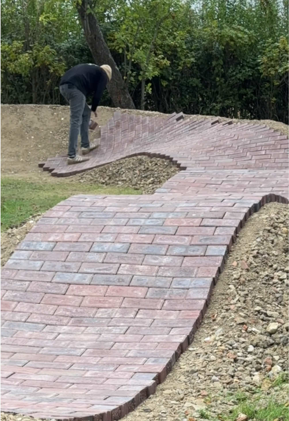 I laid 6000 blocks and built the ultimate backyard pump track in the garden for me and my family! Best backyard build yet?? Definitely the sickest time lapse! #mtb #timelapse #helfare 