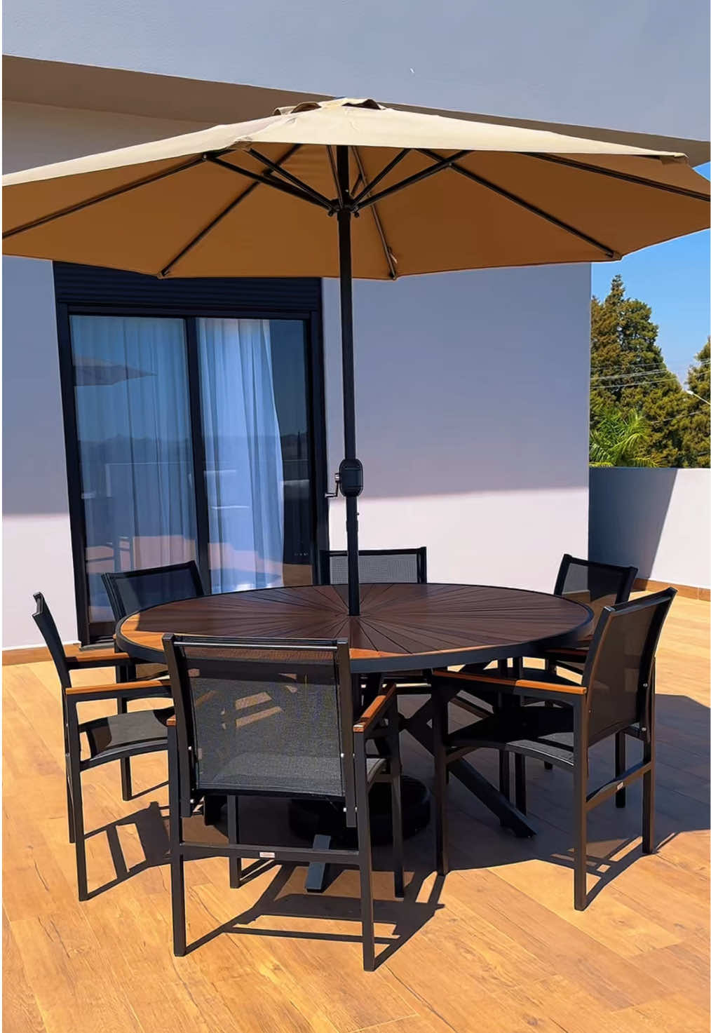 A elegância da madeira transforma qualquer ambiente em um espaço sofisticado e acolhedor. Nossa mesa com design exclusivo em ripas no formato de pizza é puro charme, combinada com cadeiras em tela sling preta que trazem modernidade e leveza. Para completar, o ombrelone garante conforto nos dias de sol, sem abrir mão da beleza. Um conjunto que une funcionalidade e estilo para sua área externa. Visite nosso showroom ou fale conosco pelo direct e descubra como elevar o nível da sua área de lazer. #moveisdemadeira #telasling #moveispersonalizados #moveisparaareaexterna #moveisexternos  