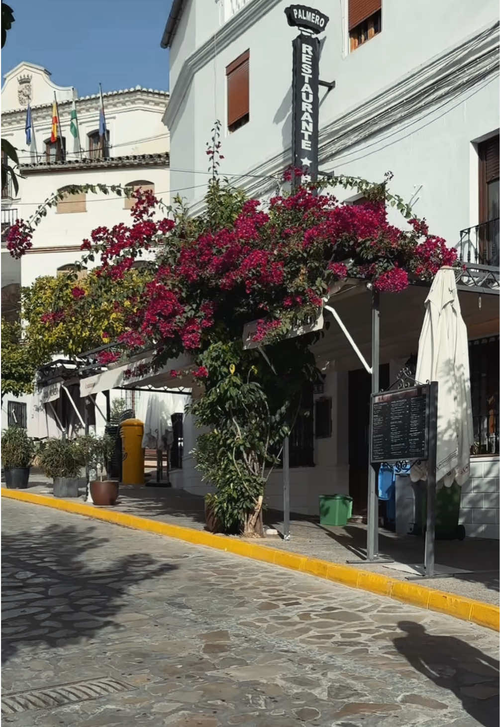 ¿Sabías que en España existe un lugar donde las casas están construidas dentro de una piedra? 🪨  📍Setenil de las Bodegas, la ciudad blanca de la provincia de Cádiz 🤍 ##spain##setenildelasbodegas##eurotrip##viaje##travel