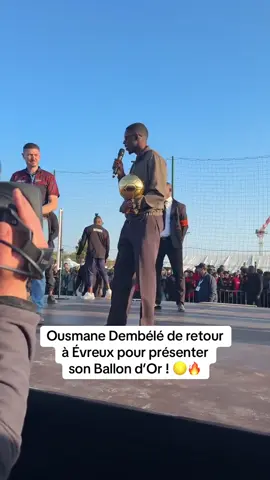 À Évreux, Ousmane Dembélé revient en héros avec son Ballon d'Or et il a notamment tenu à faire un discours pour remercier toute sa ville ! 🌕🔥 Bravo à lui encore pour ce sacre. Qu’en pensez-vous ? #pourtoii  #ousmanedembele #dembele #ballondor #evreux 