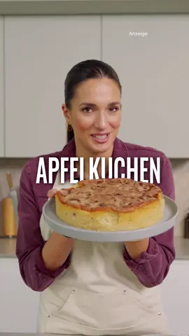 Anzeige | Ihr Lieben, heute gibt's einen super saftigen Apfelkuchen 🍎 ganz einfach gemacht und perfekt für den Herbst 🍂  Ich habe das Ei durch Apfelmus ersetzt (1 Ei = 60 g Apfelmus), so wird der Kuchen sogar vegan, wenn ihr pflanzlichen Joghurt verwendet. Am liebsten nehme ich Elstar oder Boskoop - suß-säuerlich passt einfach perfekt! Die Zimt-Zucker-Kruste wird schön knusprig und duftet himmlisch Am besten schmeckt der Kuchen noch warm mit einem Klecks Vanillesahne ❤️🥰 BACKZEIT 170°C, O/U für 1h Apfelkuchen 800 g Äpfel (Elstar, geschält und entkernt) 150 g Zucker 1 Prise Salz 180 g Odenwald Apfelmus 1 TL Vanilleextrakt 170 g Joghurt (oder pflanzliche Alternative) 170 g Sonnenblumenöl 280 g Mehl 2 TL Backpulver Zum Bestreuen 40 g Zucker 1 EL Zimt  #vegan #apfelkuchen #autumn #recipe 