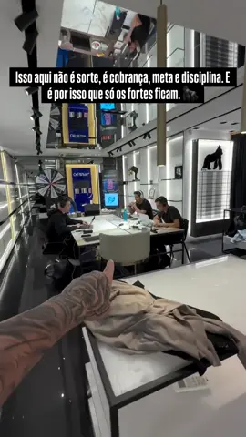 Enquanto uns reclamam da cobrança, outros tão batendo meta e trocando de carro. 🚀”