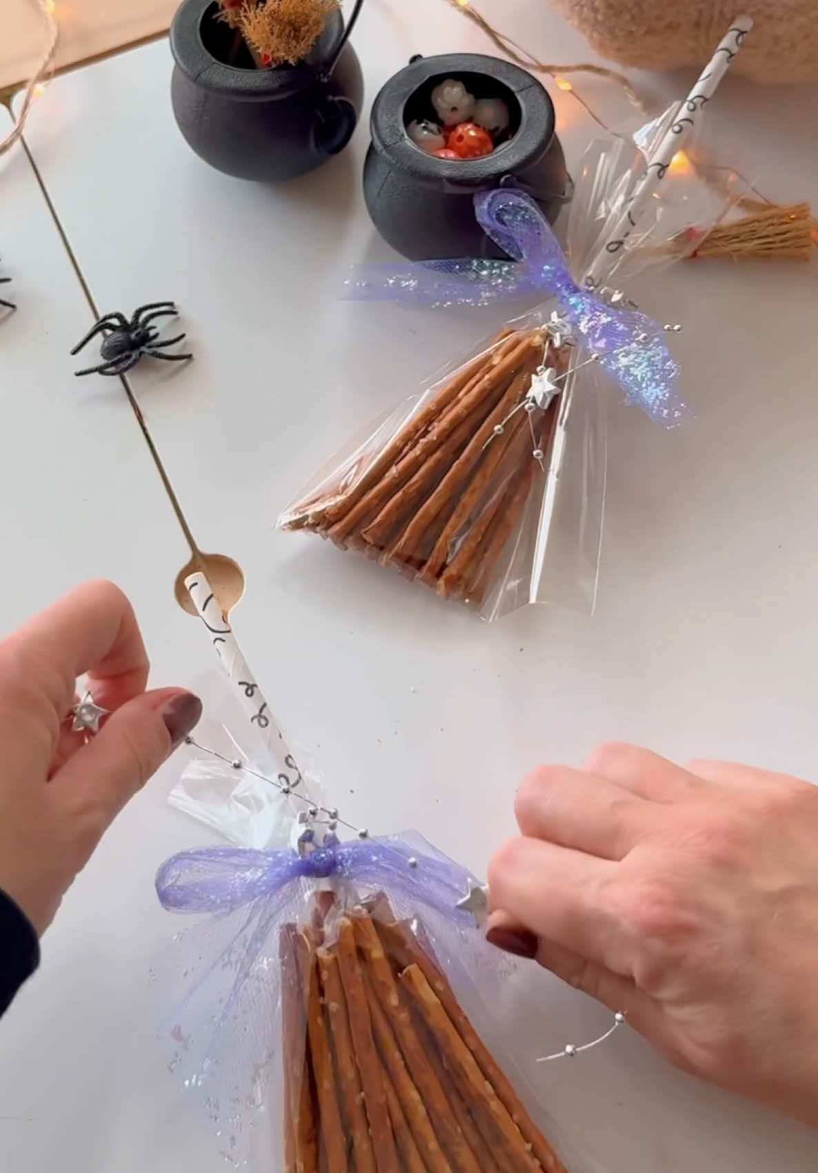 Witch broom snack bags! 🧹🧂 Such a fun (and easy!) Halloween treat! Perfect for trick-or-treating, to hand out at school, parties or playdates. You’ll need: ✨ Pretzel sticks ✨ Clear treat bags (cellophane) ✨ Paper straws ✨ Ribbon or twine ✨ Optional: a mini label printer for custom name tags! I used my @Phomemo_Official printer (gifted) to quickly add cute personalized stickers — so simple and totally toddler-proof 😉   📌 Want to make your own? Use my code LAURAGEERLINGS for 10% off. Link in bio! #HalloweenTreats #trickortreat #halloweenforkids #diyhalloween #phomemo 