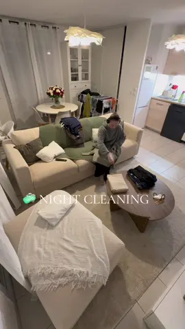 C’est le petit ménage du soir QUOTIDIEN 🧼 dans les petits espace ça peut vite paraître brouillon mais ce n’est que 3 assiettes du dîner et le linge du jour qui sèche, je me donne 15 min pour tout ranger et j’ai ensuite la soirée pour moi ❣️ et vous vous ranger le soir ou le matin ? #cleaning #nightroutine #momlife #momroutine #mom 