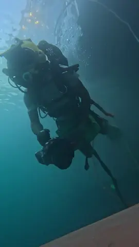 UNDERWATER GRINDER?!  Location: Papeetè Tahiti  #fyp #gopro #bluecollar #commercialdiving #welding