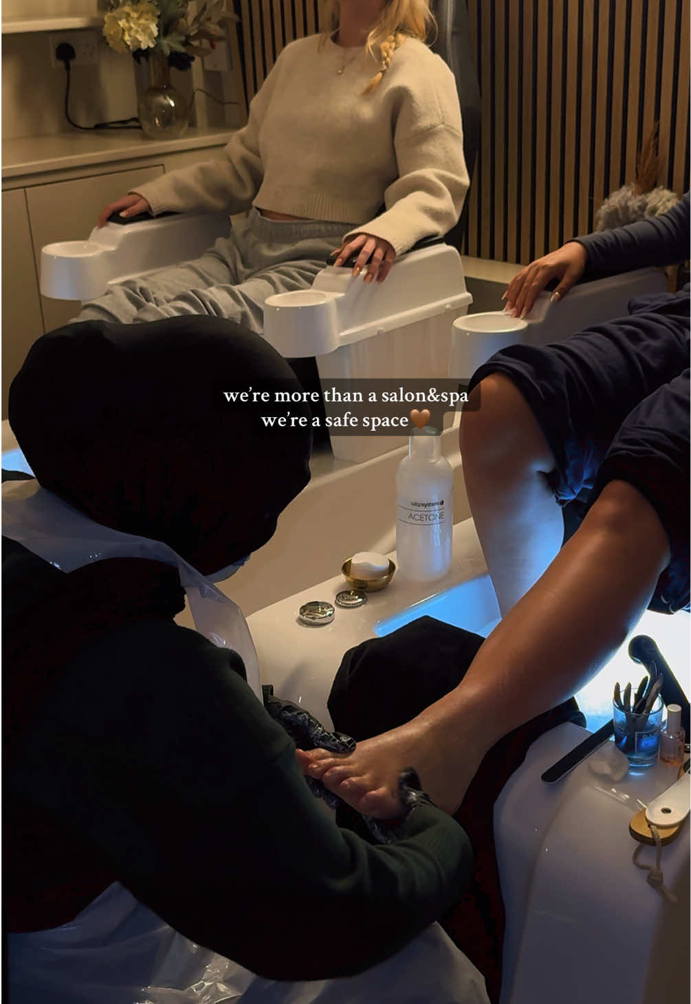 A true safe space🤎 We’re not just a salon and spa, we’re a place of comfort, welfare and unity. Creating a relaxed environment for everyone to feel at home and be themselves! There’s nothing better than seeing the smiles on everyone’s faces🫶🏼 Don’t forget to check out our website so you can book yourself or a loved one in for a pampering session🩷 #asraarsalonandspa #hydrofacial #luxuryfacial #ledmask #birmingham  