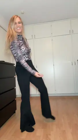 Dm VIBE if you wanna float around like a maniac like me 😎💃🏼 #shuffledancer #shuffledance #shufflemoves #shufflegirl #learnshuffle 