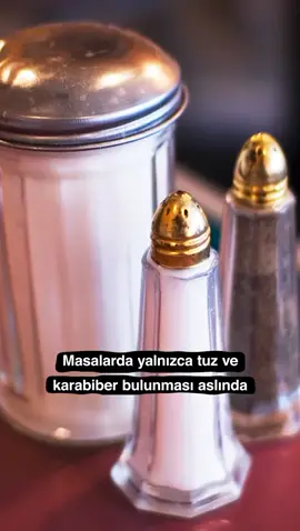 Masalarda yalnızca tuz ve karabiberin bulunması aslında Fransız sofra kültürünün bir etkisiydi 🧂 👀 Louis, tam 72 yıl tahtta kalarak dünya tarihinin en uzun süre hüküm süren kralıydı. Bir gün kralın dişleri tamamen çekilirken yanlışlıkla üst damağına müdahale edilmesi sonucunda kral, tat alma duyusunu kaybetti.