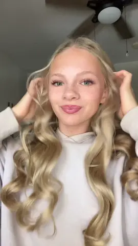 g r w m!! #grwm #grwmroutine #makeup #heatlesscurls #fyp 