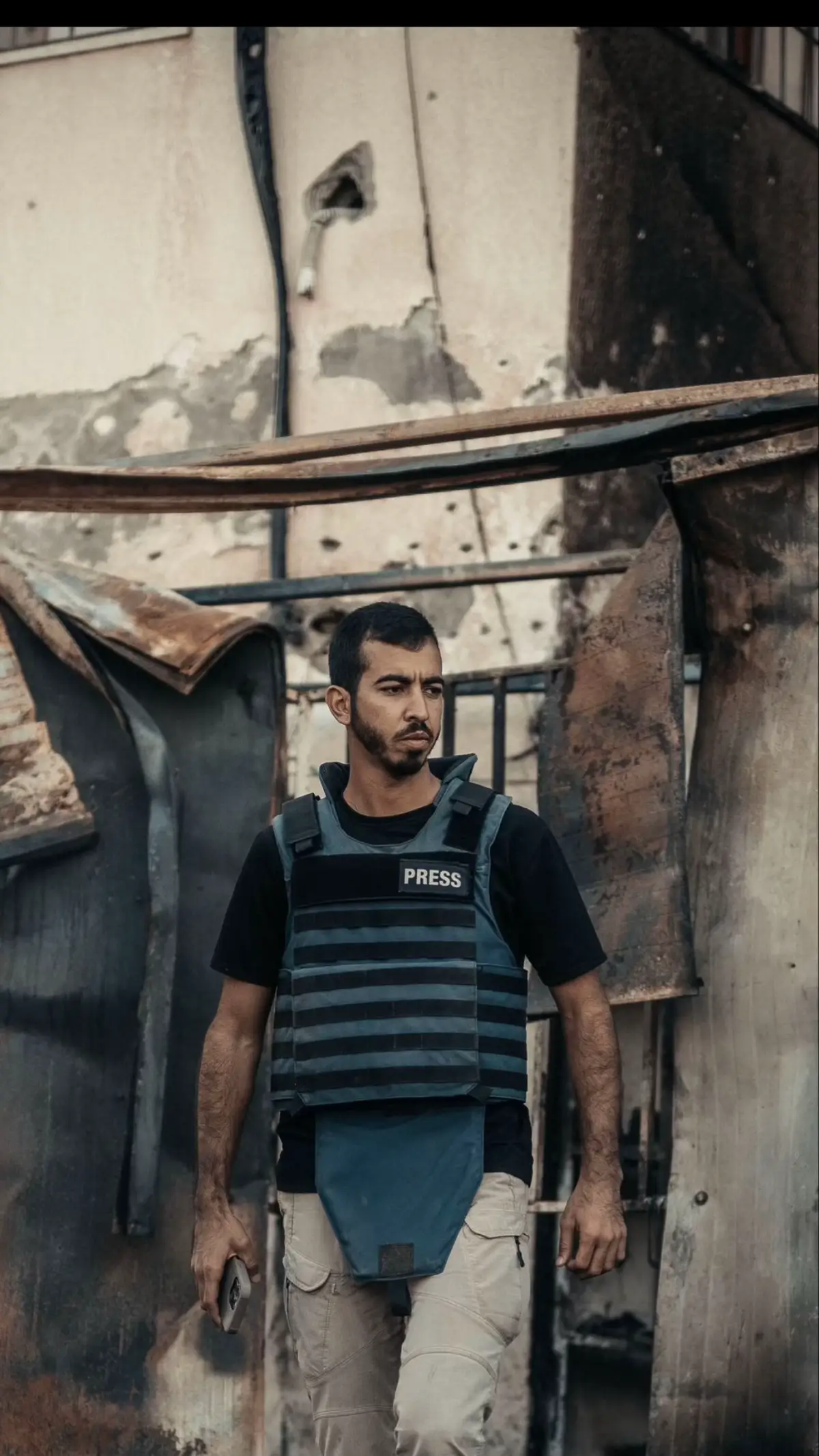 استُشهد الصوت الحرّ، ورحل القلب الذي حمل وجع الحقيقة للعالم… 💔 رحم الله الصحفي صالح الجعفراوي، كان صوته صادقًا، وعدسته شاهدة على الألم قبل أن تُسقطها يد الغدر. سقط جسده، لكن رسالته باقية تنبض في كل صورة وكل كلمة نطق بها. اللهم تقبّله في عليين، وامنح أهله الصبر والسلوان، واجعل دمه نورًا يفضح الظالمين. 🕊️📷🇵🇸#صالح_الجعفراوي #الصحفي_صالح_الجعفراوي #foryou 