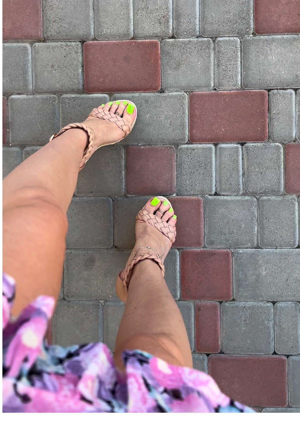 I love bright nails 😍 #wedges #pedicure #legs #dress #style 
