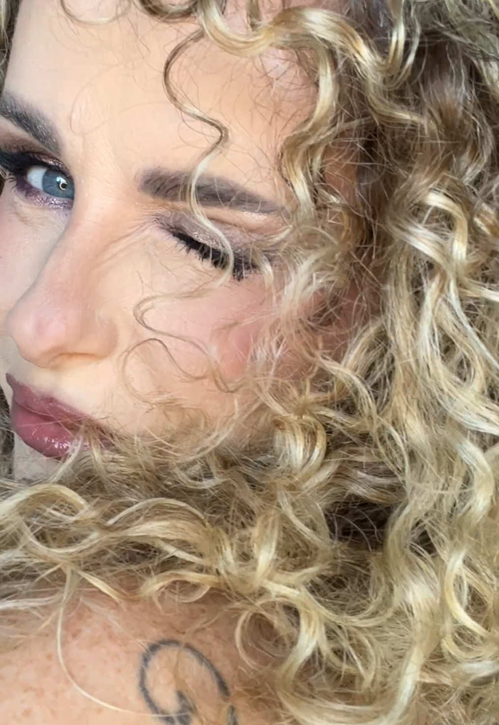 Smooth criminal make-up edition 😎 . . . . . #makeuptrend #makeuptransition #beforeandafter #makeuphack #GlowUp 