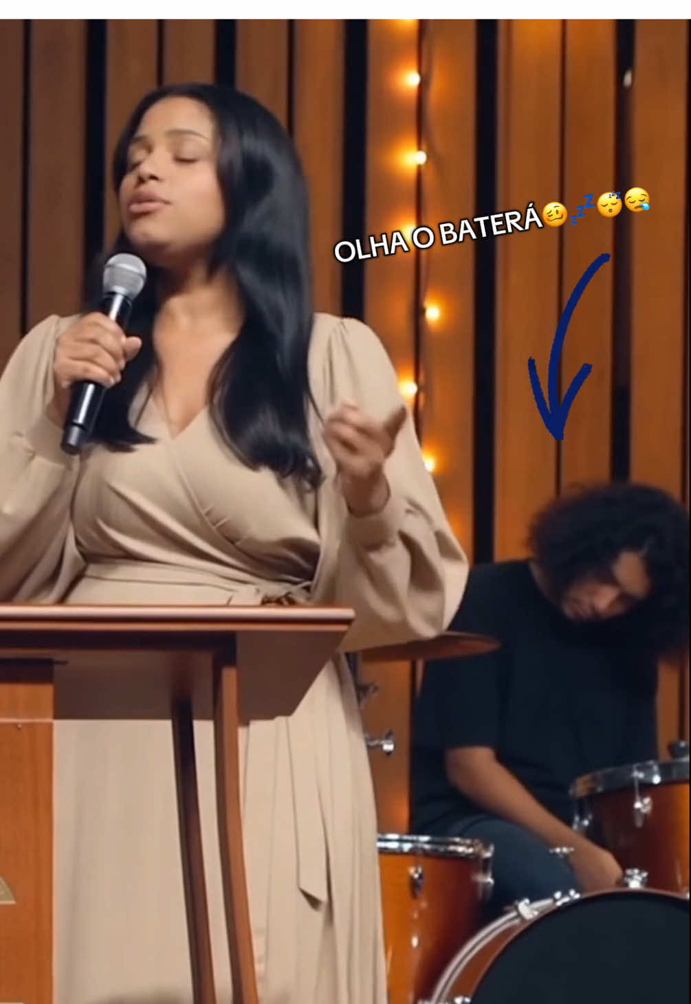 “Descansa, Jesus está guardando seu sono” 😇 💤 Enquanto isso, ele… literalmente descansa! 💥🥁 O baterista não resistiu e bateu a cabeça nas pratas da bateria! 😂 #DescansaJesus #BateraEmPânico #HumorDivino #IgrejaComédia #CenasQueSóDeusExplica