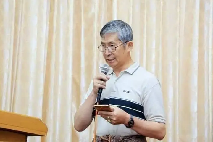 အသက် ၅၀ - ကျော် လျှင်    ---------------------- ၁  -  စကားများများပြောခြင်းမှ  ရှောင်ရှားနိုင်ရပါမယ်။ ၂  - အနီးပတ်ဝန်းကျင်၏ ကိုယ်ရေးကိုယ်တာ ကိစ္စဟူသမျှတွင် မလိုအပ်ပဲ  ပါဝင်ပတ်သက်မှုမပြုရန် သတိပြုရပါမယ်။ ၃  -  ငယ်ရွယ်သူများနှင့် ဆက်ဆံရာတွင်  အသေးစိတ်အချက်အလက်များကို  ထပ်တလဲလဲ မပြောမိစေရန်  သတိထားရပါမယ်။ ၄  -   ပတ်ဝန်းကျင်ရှိလူများက ယင်းတို့၏ ဒုက္ခဝေဒနာခံစားမှုများကို မိမိထံ လာရောက်ပြောပြသောအခါ စိတ်ကောင်းစေတနာကောင်းထားပြီး  သည်းခံနားထောင်နိုင်ရပါမယ်။ ၅  -   မိမိ၏ဝေဒနာခံစားချက်များကို  သူတစ်ပါးအား ပြောပြလိုစိတ် တဖွားဖွား  ဖြစ်ပေါ်ခြင်းကို ချုပ်တည်းနိုင်သူ  ဖြစ်ရပါမယ်။ ၆  -   ငါ အသက်ကြီးပြီ အတွေ့အကြုံများပြီ  မမှားနိုင်ဟူသော အယူအဆကို  ဖယ်ထားပြီး ငါလည်းမှားနိုင်တာပဲဟူသော  အယူအဆကို လက်ခံနိုင်သူ ဖြစ်ရပါမယ်။ ၇  - မိမိသည် သူတော်စင်တယောက်ကဲ့သို့  စိတ်ဓာတ် မပြည့်ဝနိုင်သော်လည်း အများစုက  လက်ခံနိုင်သည့် အတိုင်းအတာအထိ  သဘောထားကြီးသူ မြင့်မြတ်သူ ဖြစ်နိုင်ရပါမယ်။ ၈  -   ဆက်ဆံရေးတွင် ဆရာလုပ်သူ သြဇာပေးသူ မဖြစ်စေလိုပါ  တတ်နိုင်သည့်အပိုင်းမှ ပါဝင်ကူညီသူ  ဖြစ်ရပါမယ်။ ၉  - မိမိ၏ အတွေ့အကြုံ ပညာမှ  ရရှိလာသော ဘဝသင်ခန်းစာများကို အချီးအနှီး  မဖြစ်ရလေအောင် ဆင်ခြင်သုံးသပ် နိုင်ရပါမယ်။ ၁၀  -   မိမိ၏ နောက်ဆုံးအရွယ်ကို  ကလျာဏမိတ္တ(ဓမ္မ) မိတ်ဆွေများကြားတွင် ခိုလှုံရပါမယ်။  မရမ်းကုန်းမြို့နယ် သာသနာ့အောင်မြေ  စာသင်တိုက် တိုက်အုပ်ဆရာတော် ဘဒ္ဒန္တ ဇယံဝံသ ၏  