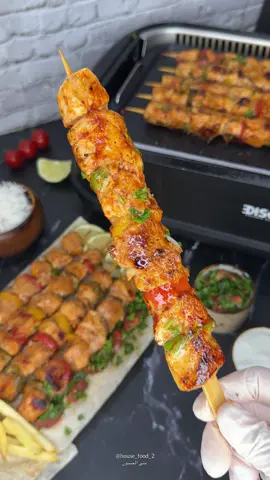 احلى وأطيب تتبيله لشيش طاووق  المكونات  استخدمت صدور دجاج ( فيكم تستخدموا أوراك الدجاج او تخلطوا بينهم او تعملوا متلي تستخدموا فقط صدور) علبة زبادي   عصير حبتين ليمون  نص كوب زيت. ملعقه كبيره دبس فليفله  تلات حص من مهروس الثوم  البهارات  ملعقه صغيره  ( ملح ..بابريكا .. بودره بصل .. فلفل ابيض .) ونص ملعقه صغيره كزبره ناشفه .. رشة صغيره قرفه .. . جربوها وادعولي 🥰🥰🥰. . #وصفات #مشاوي #شيش #شيش_طاووق #ترندات_تيك_توك 